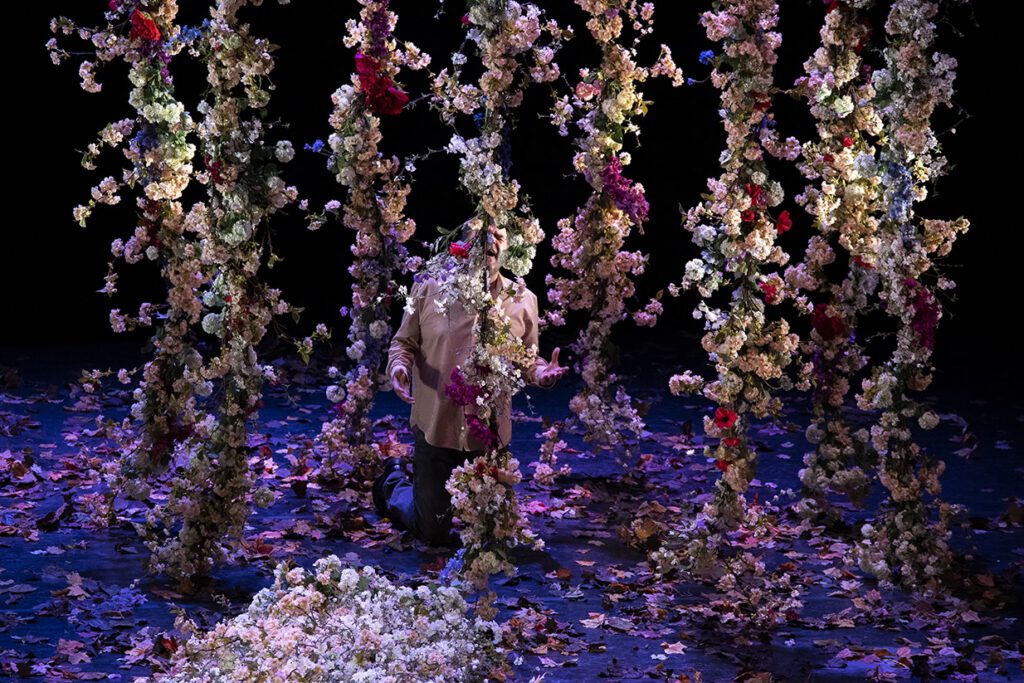 _DSC1352 © Luca Del Pia Des torsades de fleurs entourent Pippo Delbono, comme une forêt, ou une prison.
