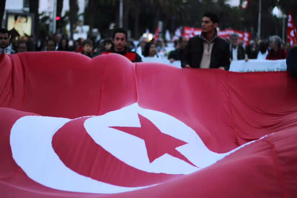 Depuis que Kaïs Saïed est au pouvoir, la Tunisie s'enfonce dans la répression et musèle journalistes, activistes, membres de l'opposition et simples citoyen.ne.s.