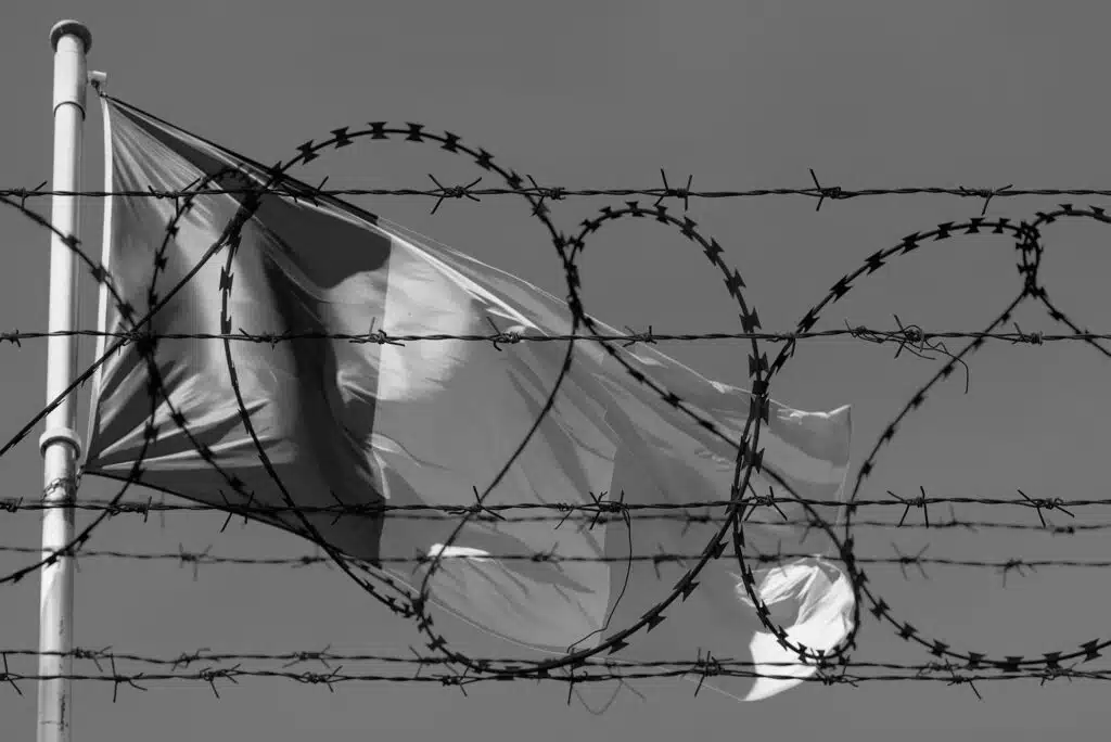 À la lecture de l’accord de gouvernement qu’ils jugent poreux aux idées extrémistes, le porte-parole et fondateur de BelREfugees et la directrice du Ciré restent vigilants et combatifs.