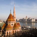 là-bas-hongrie-église-parlement-janossy-gergely-shutterstock