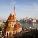 là-bas-hongrie-église-parlement-janossy-gergely-shutterstock