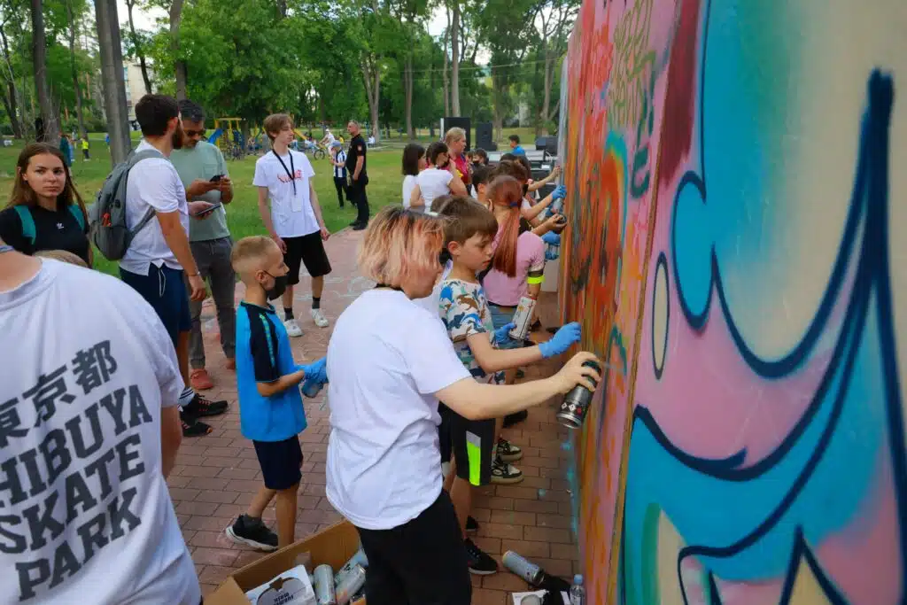 L'art participatif réinvente la co-création entre artistes et citoyens, mais peine encore à faire reconnaître la valeur artistique de ses processus collectifs.