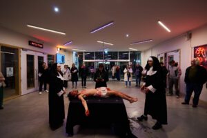 Lors de l'inauguration "Nom de Dieu" à Ixelles, on était pas à un blasphème près