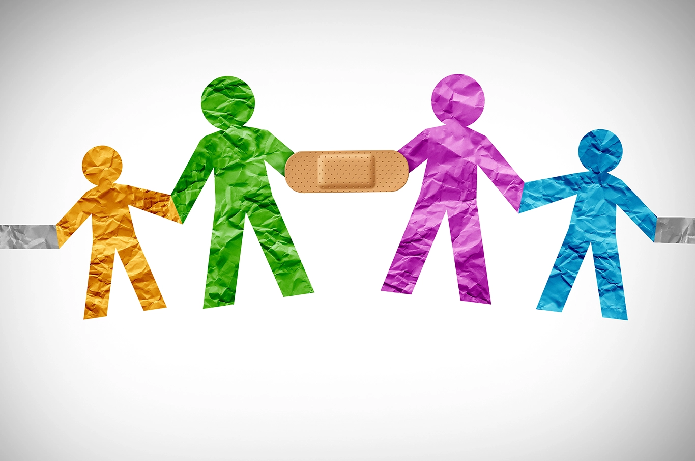 Regroupement familial : illustration d'une famille enfin réunie ici symbolisée par un pansement entre les deux adultes qui tiennent chacun un enfant par la main.